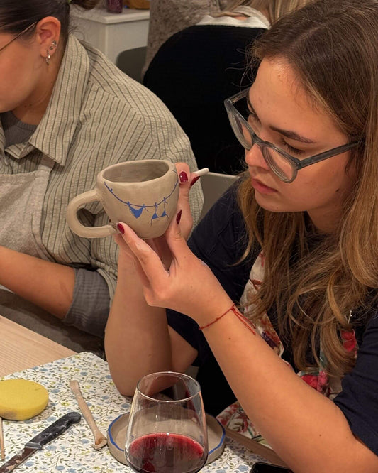 Radionica keramike Clay and Wine Zagreb u studiju Annika Ceramics – kreativna večer uz modeliranje gline, vino i druženje, art workshop Zagreb, ceramic workshop Croatia. Radionica glina i vino. Kreativne radionice Zagreb. Lončarenje, Pottery radionica.